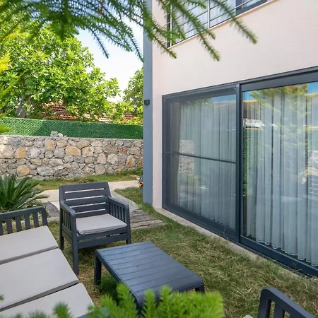 Spacious Private House In Βίλα